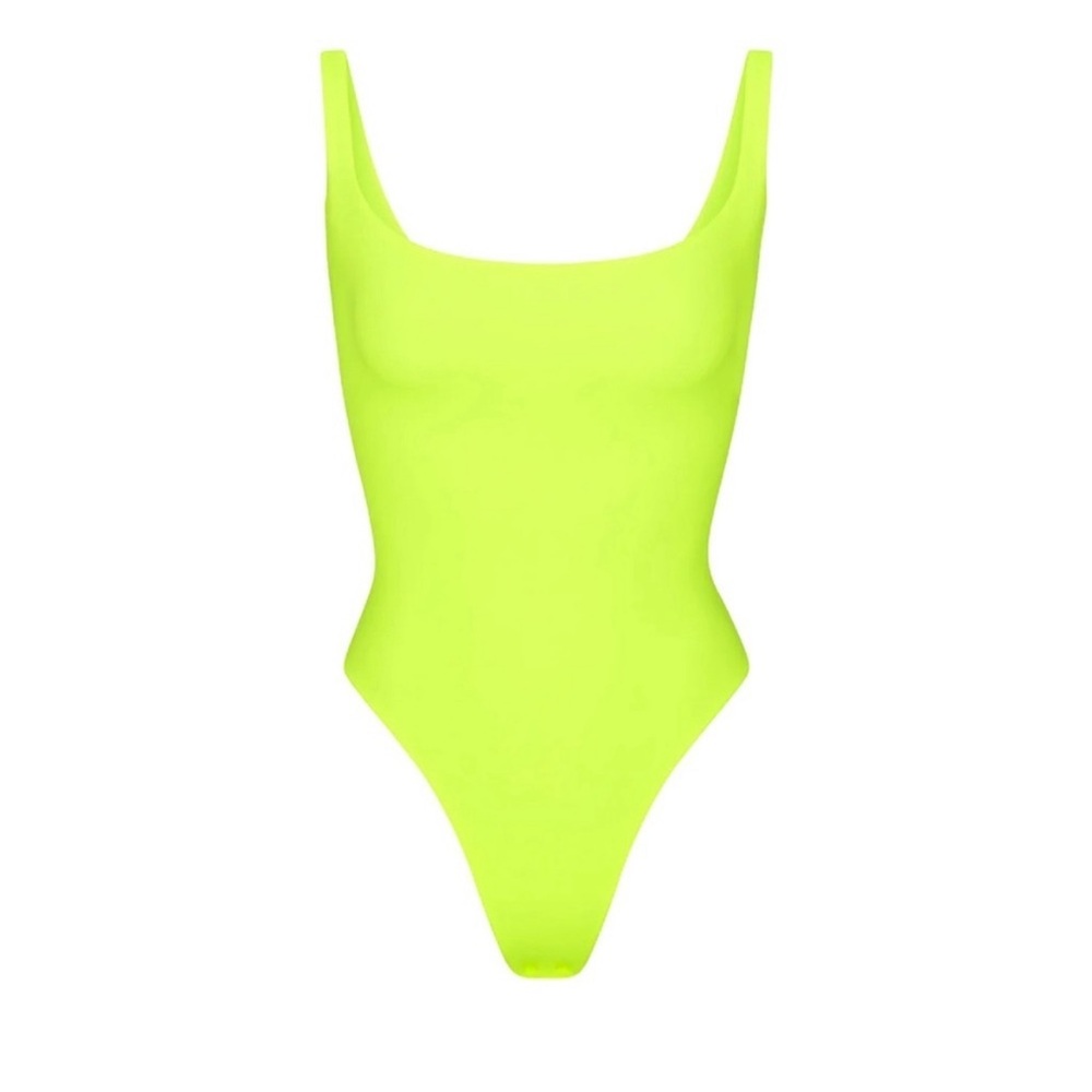 🆕 NWT SKIMS Essential Scoop Neck Bodysuit in Green Highlighter